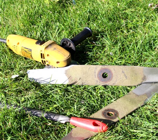 How to sharpen a lawnmower blade